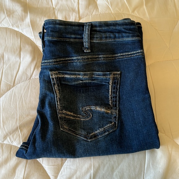 Woman’s SUKI Bootcut Jean by Silver. - Picture 5 of 6